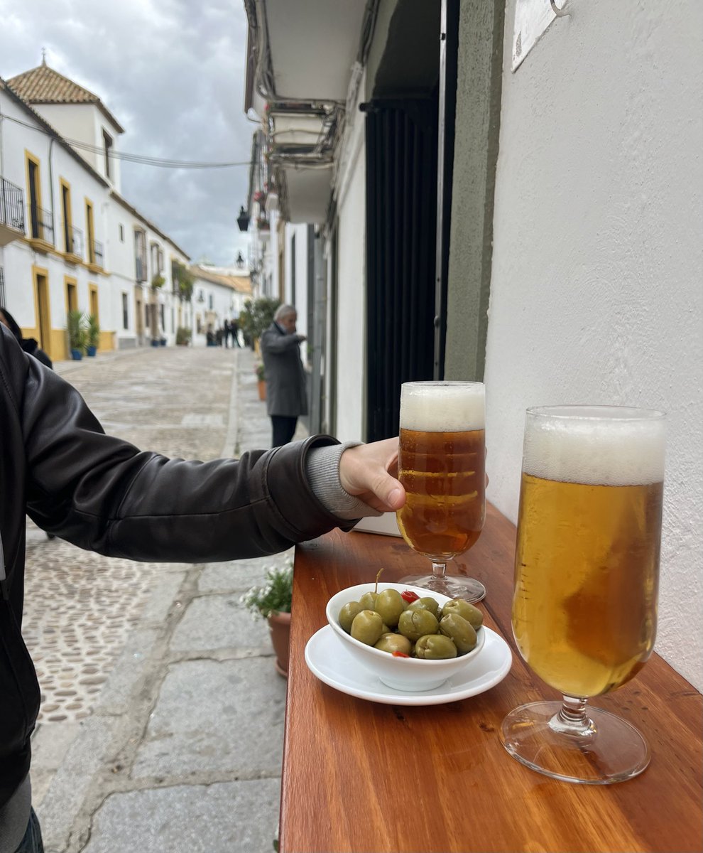 İspanya'nın Endülüs sokaklarında bira ve zeytinle yapılan klasik bir 'tapeo' molası.