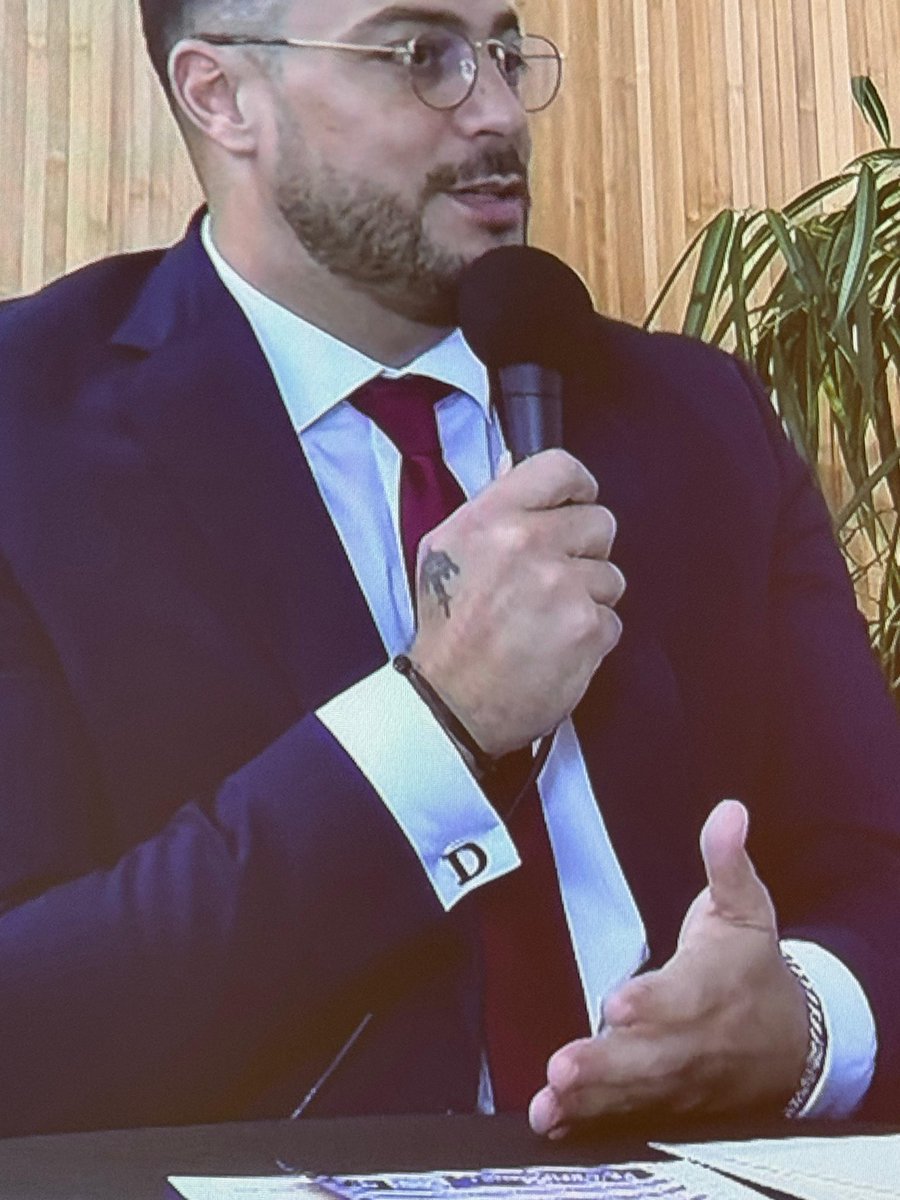 En pleine campagne pour faire gagner le FN,
le candidat de <a href="/MarsInsoumise/">Marseille insoumise</a> a opté pour les boutons de manchette …..
AVEC SES INITIALES !

La mégalomanie n’est jamais finie