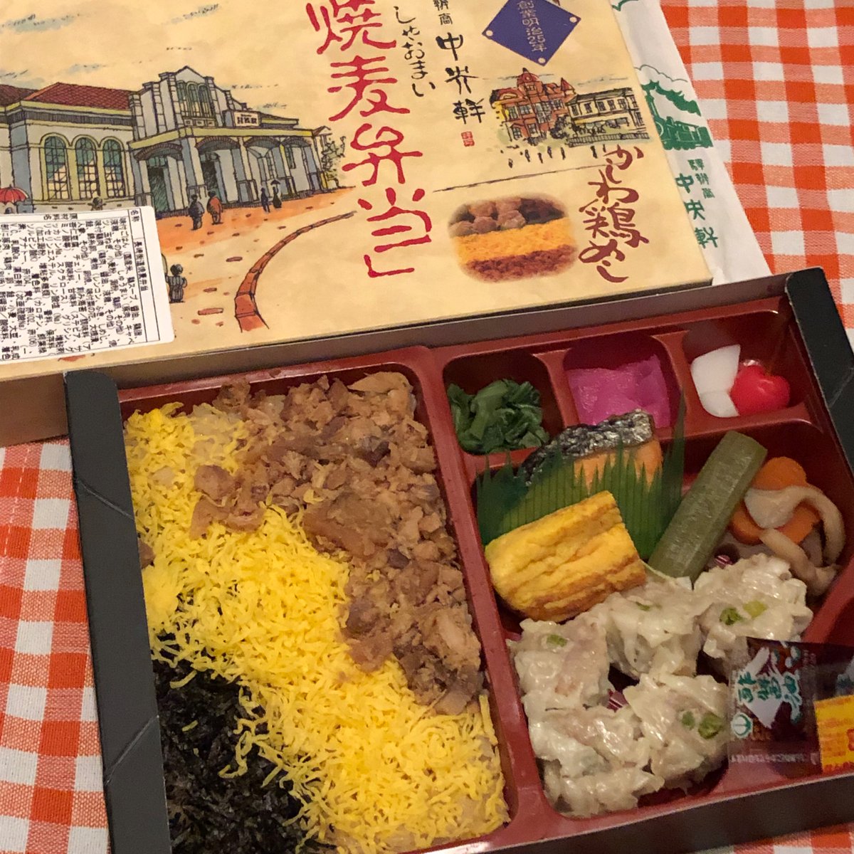 umpai_roh's tweet photo. 今日は京王百貨店の有名駅弁と全国うまいもの大会で入手した佐賀 鳥栖駅の中央軒さんの「焼麦弁当」(シャオマイ)。
正確には長崎街道焼麦弁当らしい。
パッケージには長崎街道はない。
内容も晩酌＆夕飯に充分。
ご馳走で御座いました。
#中央軒 #かしわ飯 #シャオマイ https://t.co/CL5uRE28zf
