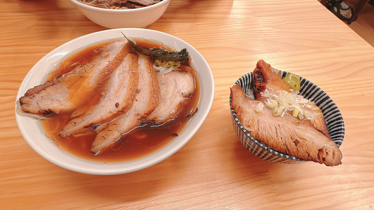 K_RURU09's tweet photo. めっちゃ美味しいラーメン屋見つけました！
中華ラーメン(チャーシュートッピング)
ミニトロチャーシュー丼を食べました！

前橋市の下小出にあるラーメン戸丸屋！
是非行ってみてね〜 https://t.co/n2EpoxafAh