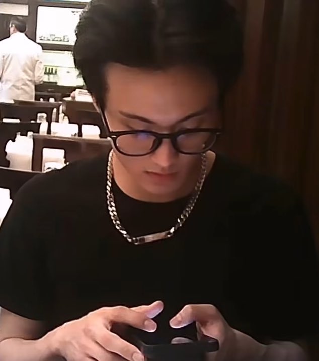 remermarkram's tweet image. อยากเป้นใครสักคนในชีวิตเขา ที่ได้นั่งกินข้าวฝั่งตรงข้าม มุมนี้โคตรหล่อ อยากถ่ายอวดลงสตอรี่ไอจีมาก