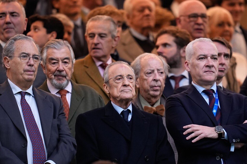 BlancoInsight's tweet photo. 🎙️🚨 @antonmeana - @carrusel : “People aren’t booing because Real Madrid is playing poorly. They’re booing because they believe the players and the board have abandoned Xabi Alonso. The club, with its president leading the way, sided with the players.” 

Logical 🤷‍♂️🤷‍♂️ https://t.co/PQwyvilG3E
