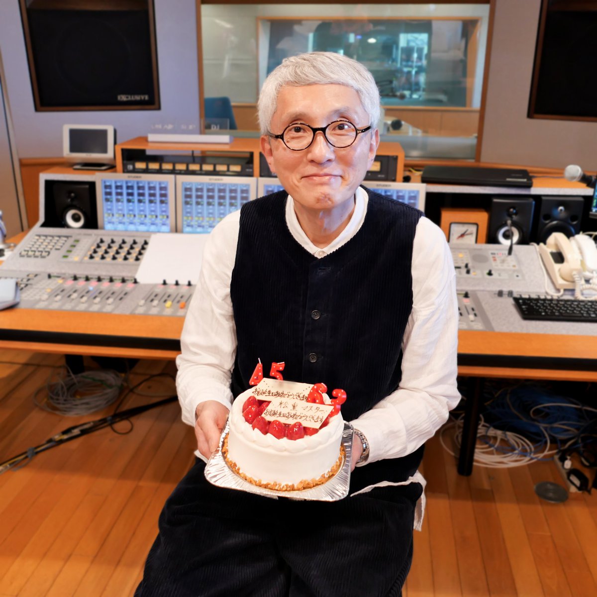 ♬·¯·♩¸¸♪·¯·♫¸¸¸♬·¯·♩¸¸♪·¯·♫

　　　🎂松重マスター🎂
お誕生日おめでとうございます💫

♬·¯·♩¸¸♪·¯·♫¸¸¸♬·¯·♩¸¸♪·¯·♫

今年もケーキでお祝いしました🍓😋

#松重豊 #深夜の音楽食堂