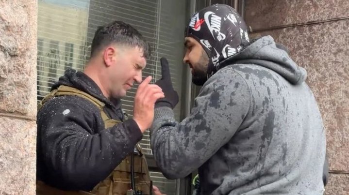 I nazisti sono animali gregari. Amano muoversi e attaccare in gruppo. Il cameratismo li eccita perché silenzia, con la superiorità numerica, il loro senso di inadeguatezza personale. Presi singolarmente, senza il conforto del branco, frignano.