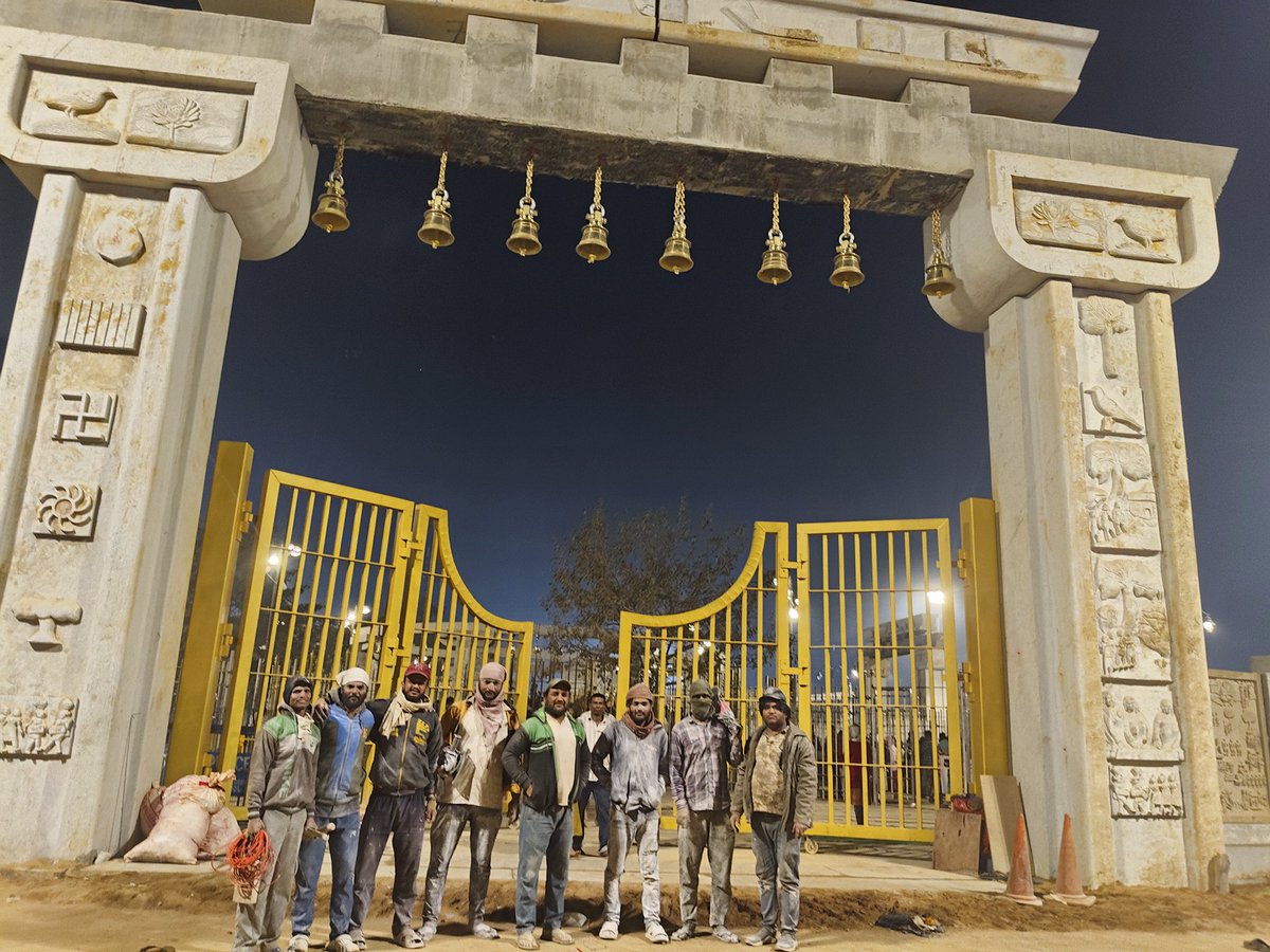 We Are Very happy to Work Hear Beautiful Place Lovely People .
#medaramjathara #medaram 
#SamakkaSarakka #Telangana 
facebook.com/rajukhan.sculp…