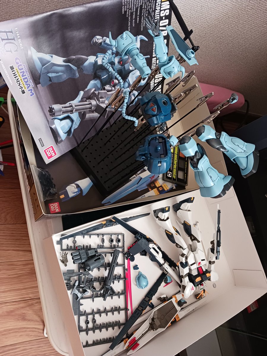 298roots84's tweet photo. 付き合いのある業者さん(ガノタ)と話してたらガンプラ熱が再沸して買ってしまったよHGUCサザビー✨
早速作りたい所だけど、その前に中途半端にスミ入れ&amp;塗装して放置してたグフカスタムとニューガンダムを仕上げなければ😓
サザビーを開封するのは何ヵ月後になるやら😅 https://t.co/l83zC99aHr