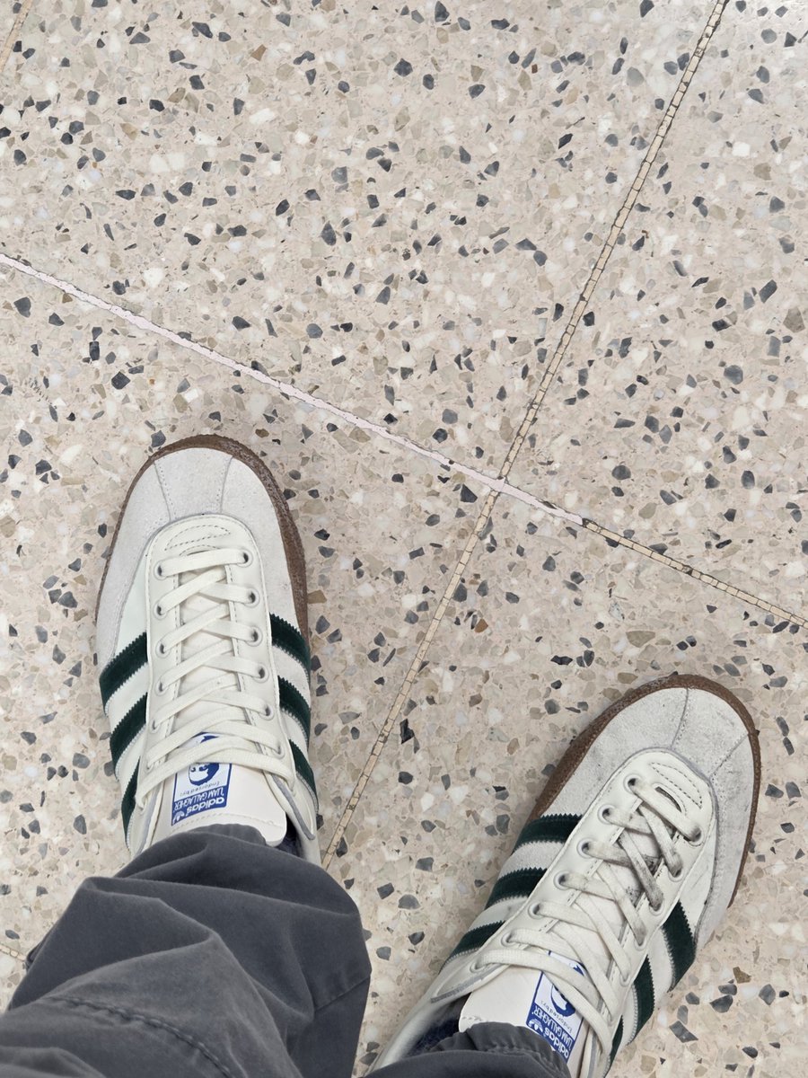 /// Blue /// tweet media