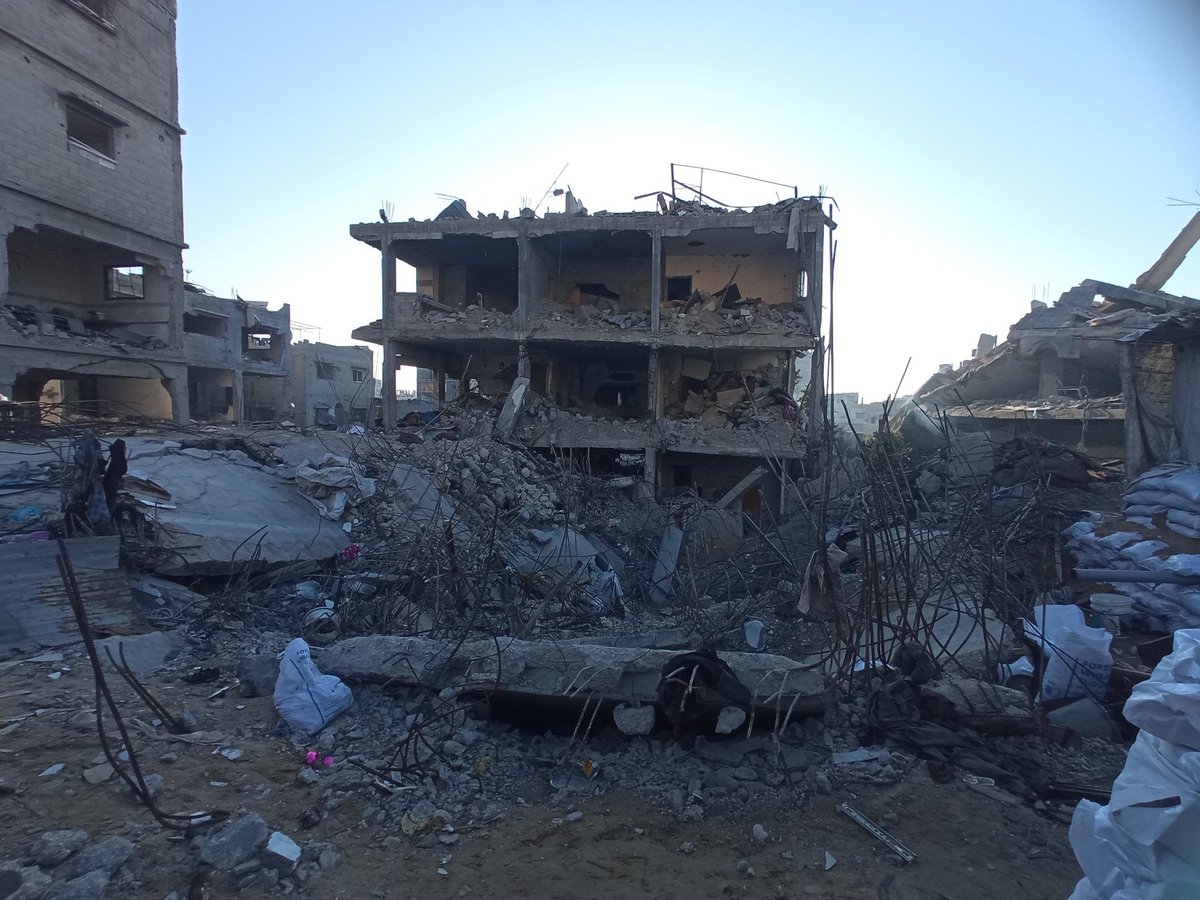 KhaledSafi's tweet image. "اللهم إني أشهدك وأشهد ملائكة عرشك وأشهد عبادك الصالحين
أني بحثت عن زوجتي وأبنائي وحاولت أن أنتشلهم بنفسي منذ 90 يومًا وبجسدي المصاب، ونزلت تحت مستوى الأرض ما لا يقل عن 9 أمتار ولم يبقَ موضع قدم إلا وبحثت عنهم فيه، ولم أر في شقتي أثر يقربني إليهم إلا سواد الحرق والنيران التي…