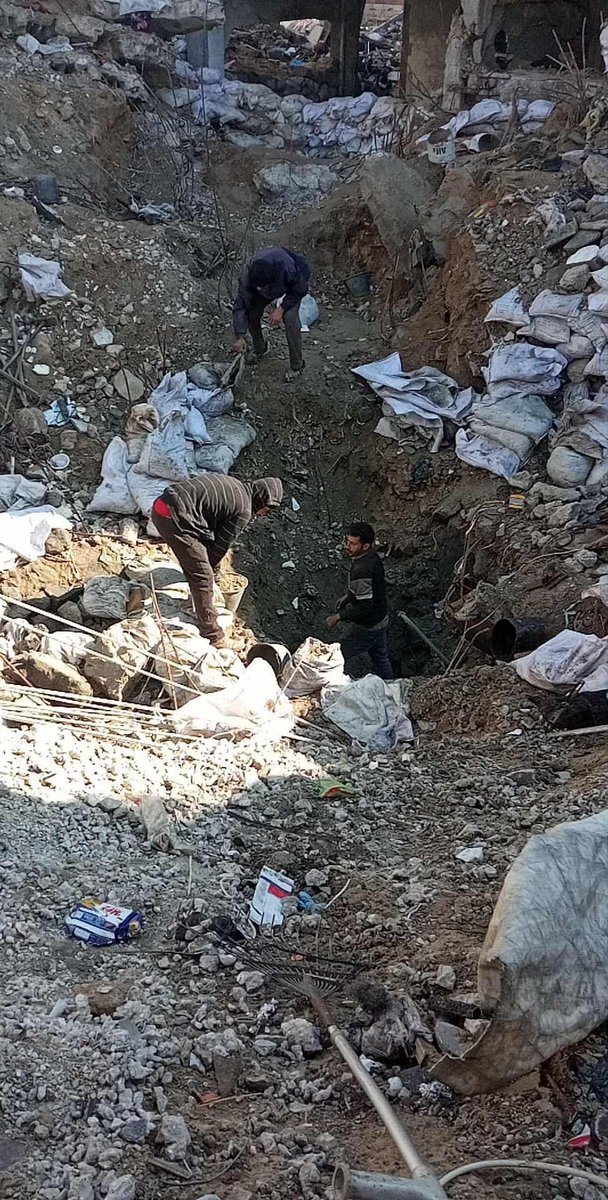 KhaledSafi's tweet image. "اللهم إني أشهدك وأشهد ملائكة عرشك وأشهد عبادك الصالحين
أني بحثت عن زوجتي وأبنائي وحاولت أن أنتشلهم بنفسي منذ 90 يومًا وبجسدي المصاب، ونزلت تحت مستوى الأرض ما لا يقل عن 9 أمتار ولم يبقَ موضع قدم إلا وبحثت عنهم فيه، ولم أر في شقتي أثر يقربني إليهم إلا سواد الحرق والنيران التي…