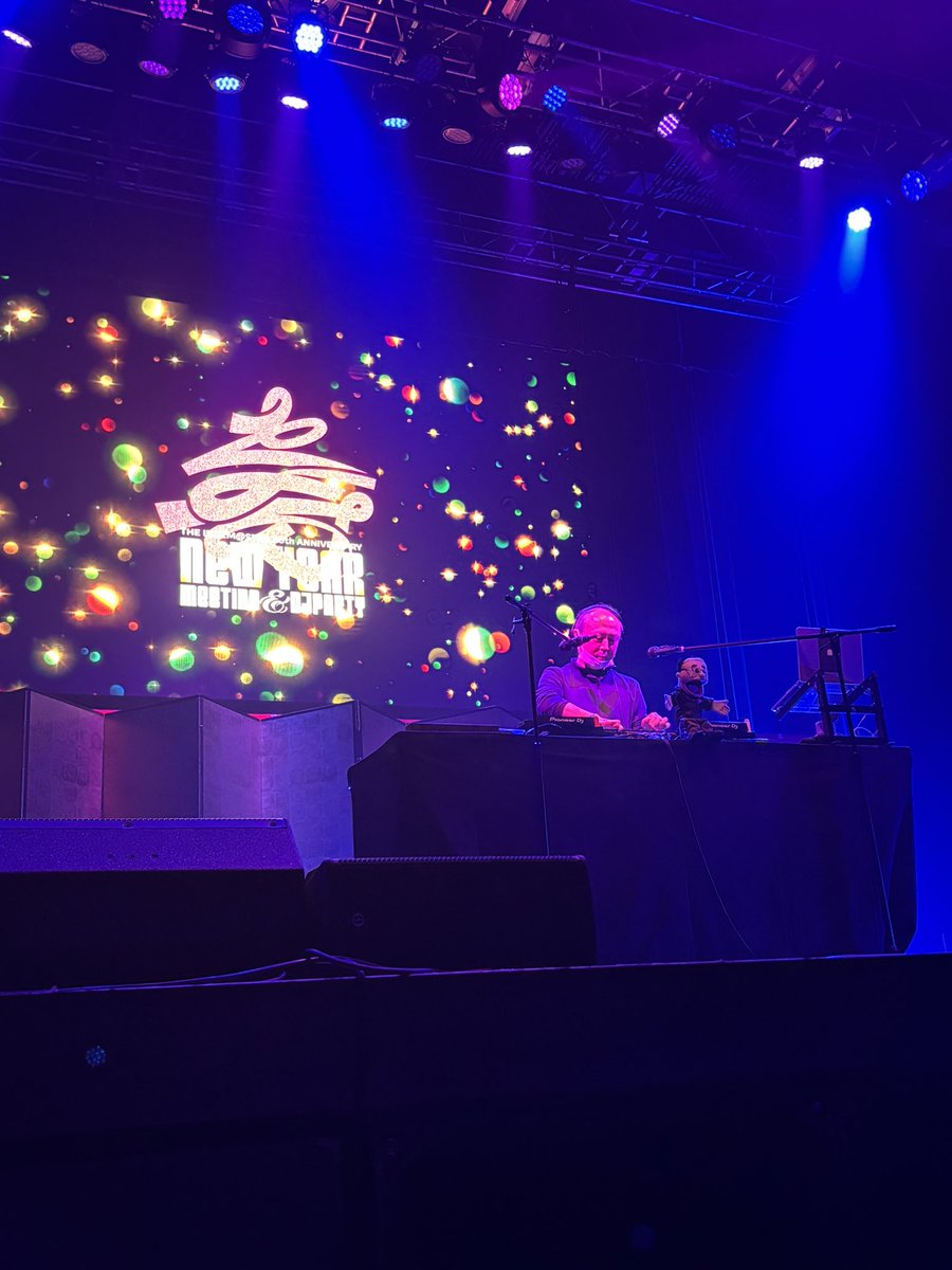 eriko_co_log's tweet image. 🩷🩷🎍おつかれさまでした🎍💚🩵
#アイマス新年会_名古屋day2

新年1発めのDJなので、お正月らしく干支にまつわる選曲と今日の登壇キャストに絡めた選曲などにしてみました〜！
セトリ決め楽しくて🥹むずかった🥹あああああ

リハ中のDJOJを激写したので置いておきますね