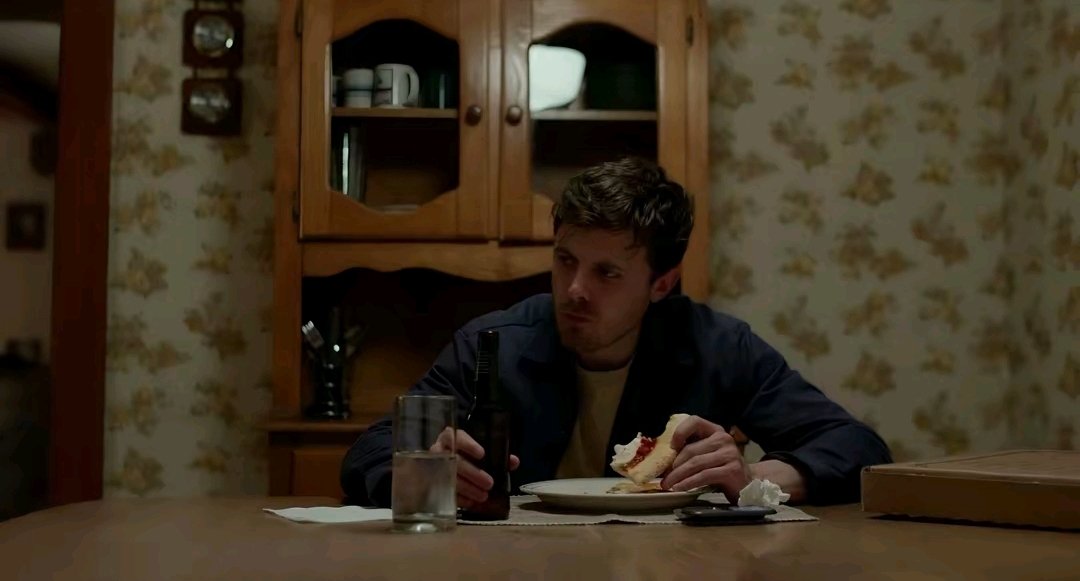 لما تصحى بشكل عشوائي الساعة ثلاثة بليل و تشوف ابوك في الصالة كذا