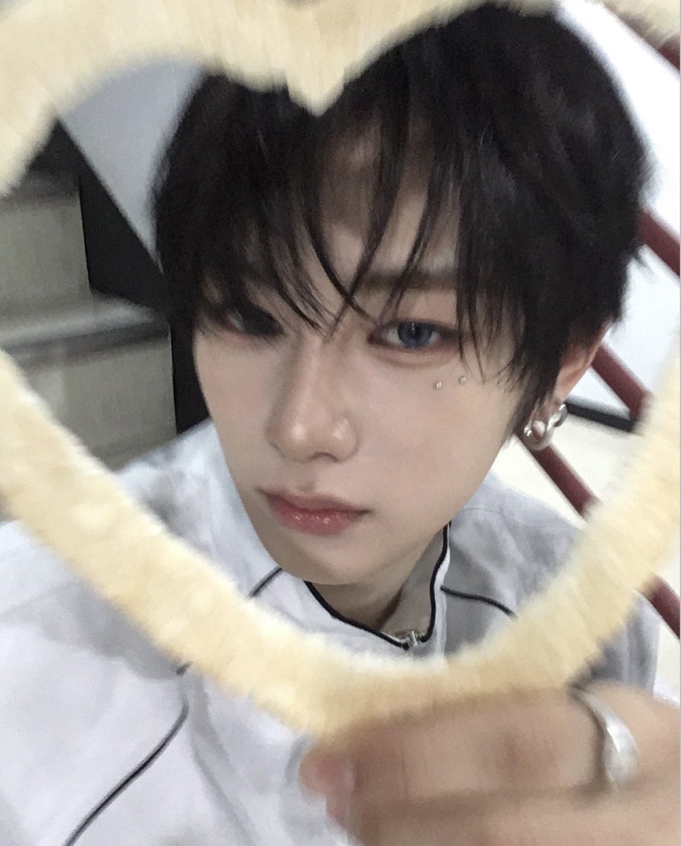 디어 tweet media