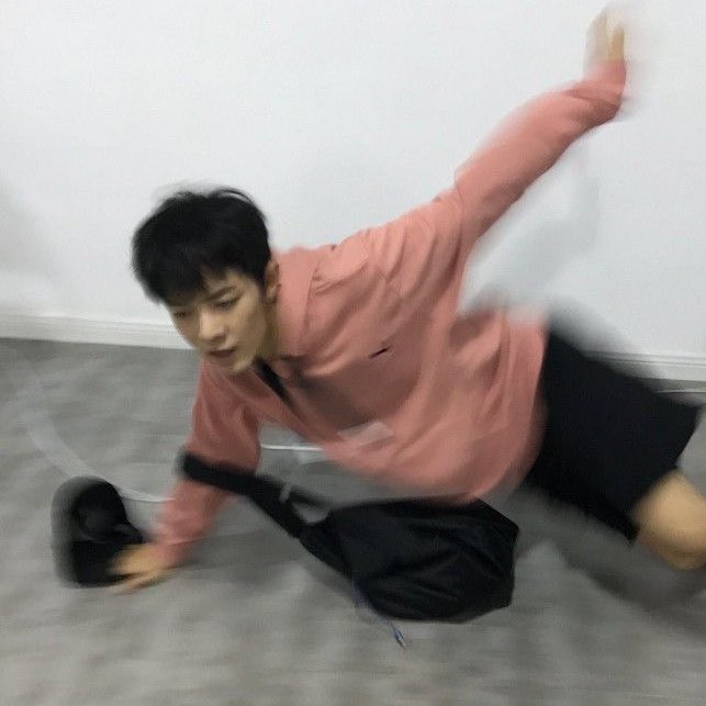 “บอกให้หยุดวิ่ง”

“ไม่เอา! คุณก็อย่าวิ่งตามเรามาสิ วันนี้เราไม่ได้เล่นไพ่ หวยก็ไม่ได้จดแล้วจะเอาอะไรจากเราอีก”

“แม่ให้มาตามไปกินข้าว เขาอยากเจอหน้า”

“เราเลิกกันไปแล้วนะ ไม่ได้บอกแม่หรอ!”

“เลิกกันตอนไหนวะ”

“ตอนที่คุณรวบวงไพ่เราไง เราขาดกัน ผู้ชายในเครื่องแบบใจร้าย”

“เพ้อเจ้อ”