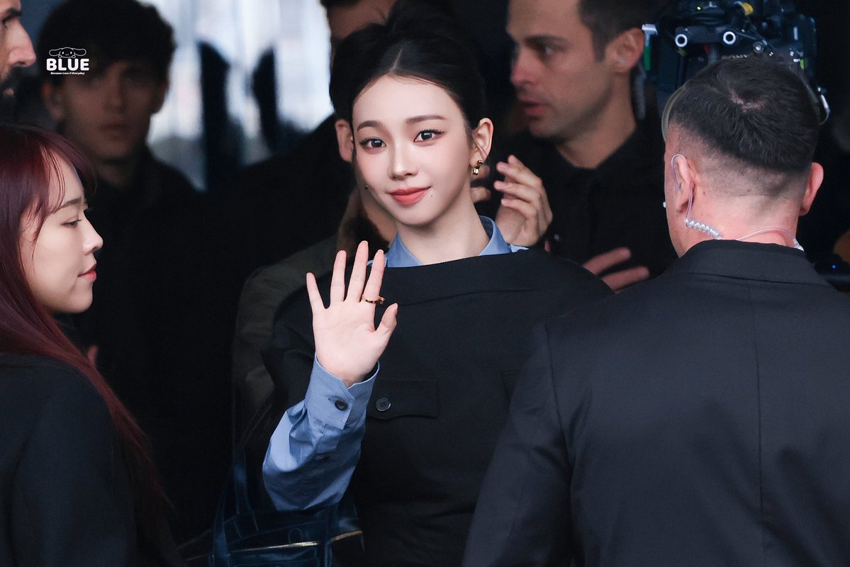 blue_karina_'s tweet image. 260118 PradaFW26

#aespa #에스파 
#Karina #카리나 #劉知珉 #カリナ
#KarinaxPrada  #PradaFW26