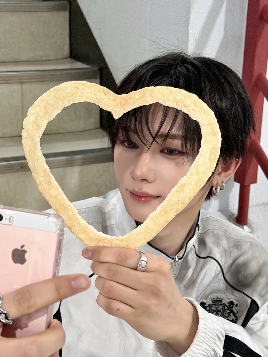 디어 tweet media