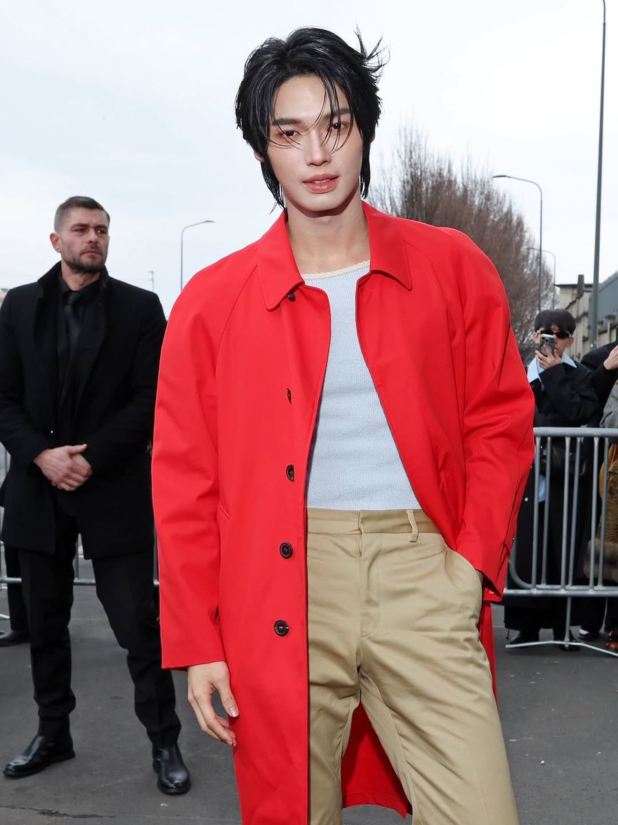 LOfficielThai's tweet photo. วิน-เมธวิน Prada แอมบาสเดอร์ ปรากฏตัวเข้าร่วมชมแฟชั่นโชว์คอลเลกชั่น Fall/Winter 2026 Menswear ด้วยโททัลลุคสุดสะดุดตาจากโอเวอร์โค้ตสีแดงสดทับเสื้อนิตสีฟ้าอ่อน แมตช์เข้ากับกางเกงสแล็คสีน้ำตาลได้อย่างลงตัว

Coutesy of Getty Images 

#LOfficielThailand
#PradaFW26 #Prada
#winmetawin https://t.co/MDibD5dB7X