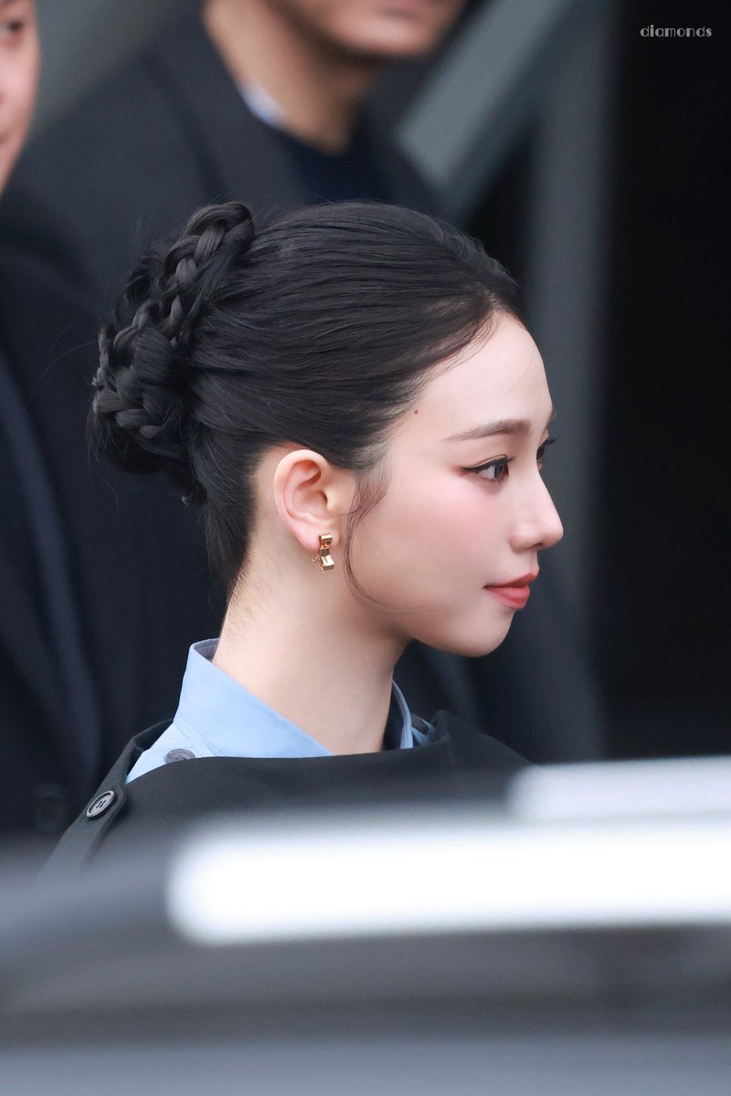 perfect side profile 

#KarinaxPradaFW26