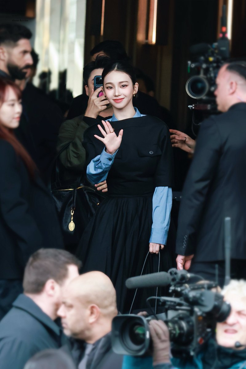 notes195｜260118 🖤

 KARINA AT PRADA FW26
#KarinaxPradaFW26
#카리나 #Karina