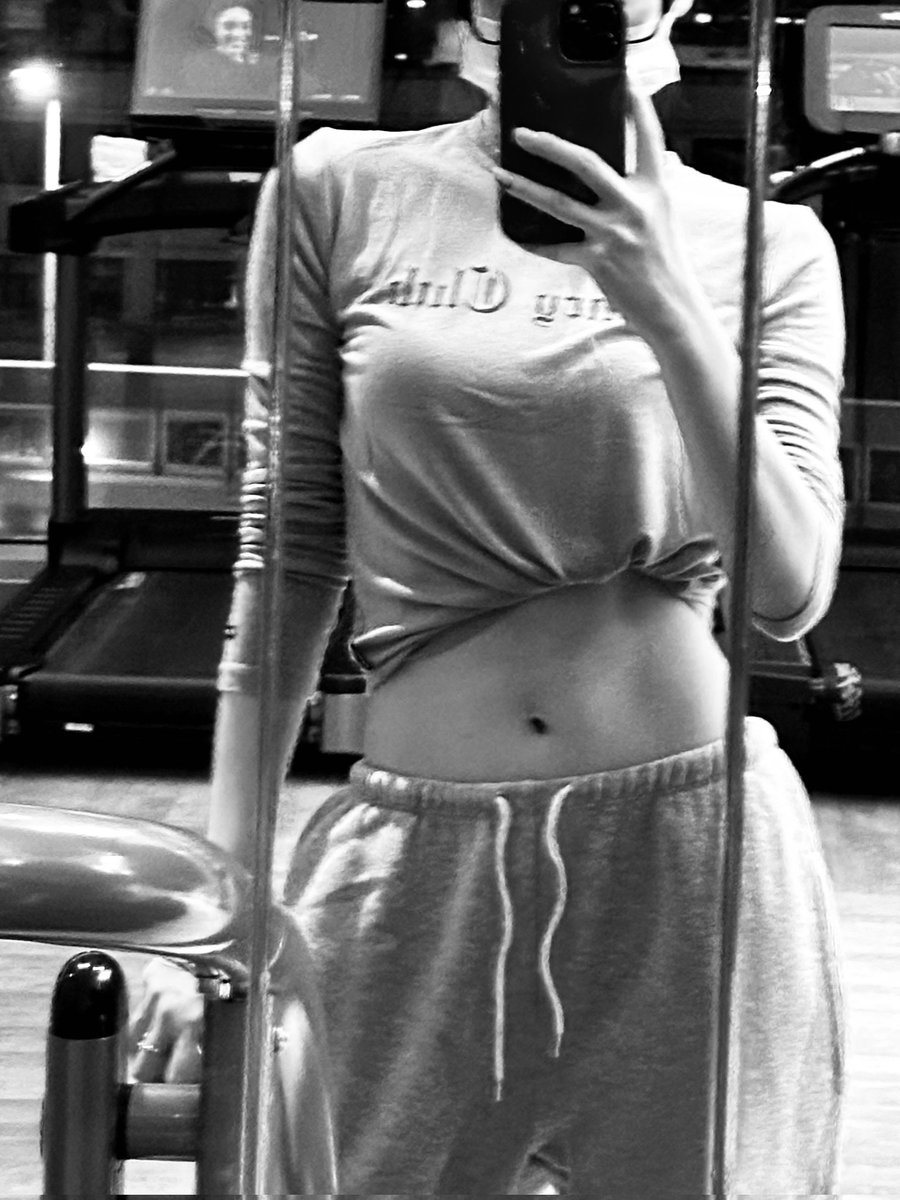 xiaotinh's tweet image. ✺⠀⠀⠀i⠀lifted⠀weight⠀after⠀weight⠀
form⠀held⠀;⠀the⠀work⠀done,⠀
and⠀i⠀moved⠀on.⠀✦