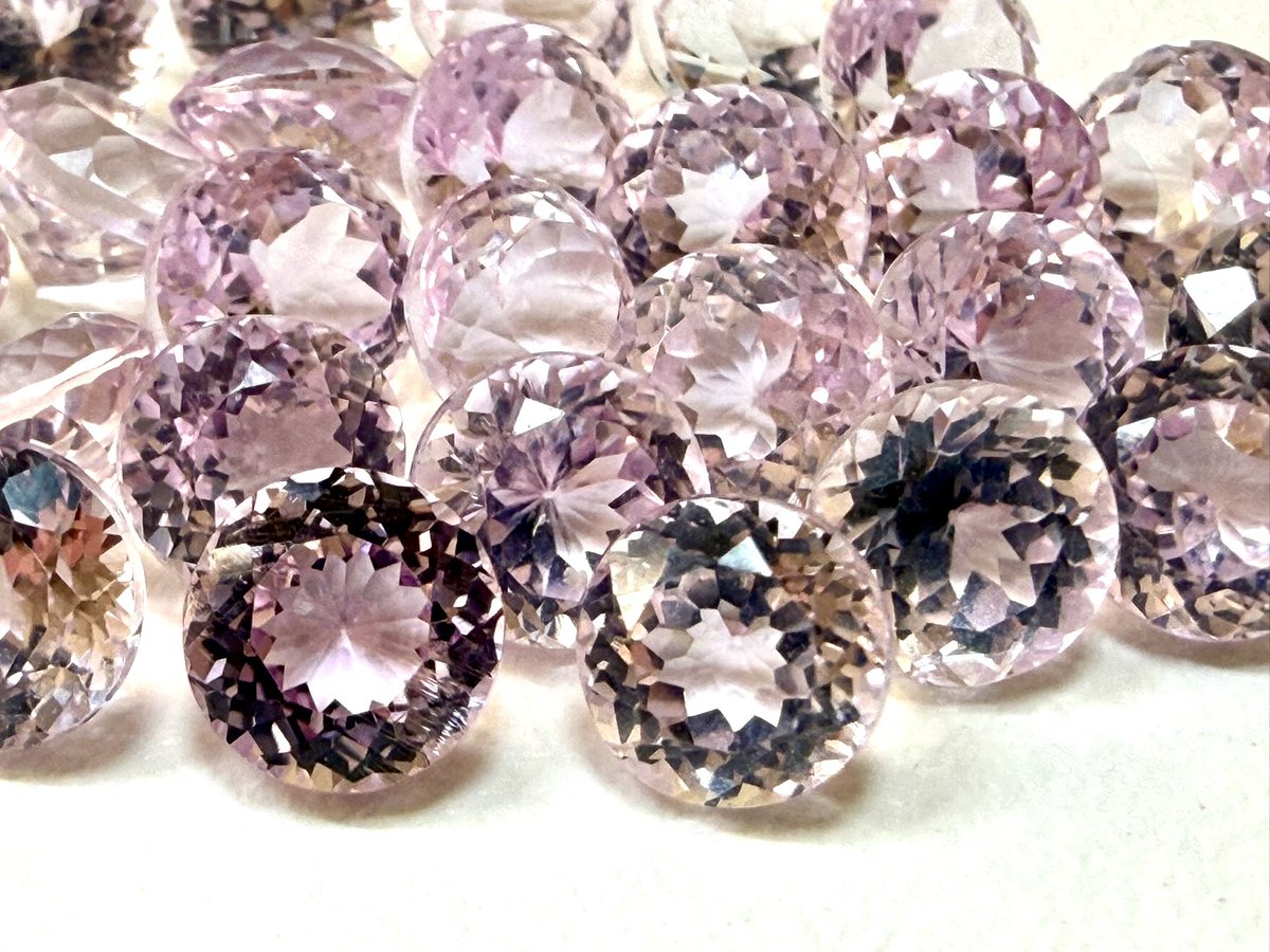 【初出展記念プレゼント❸🎁】

1月23日（金）〜25日（日）
大阪ミネラルプチマルシェに出展します！

初出展を記念して新作ルース「クンツァイト」を2名様にプレゼント！

【応募方法】
①フォロワーになる
②このポストをリポスト&amp;いいね

25日締切。
翌日当選者にDMします！