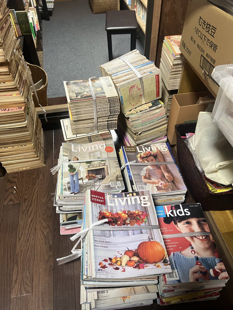 明日は神田の古書市場へ行く為
開店時間が遅くなります。
何時になるかは⁈
明日、SNSにてお知らせします。

古本部長だけで行く予定でしたがほぼ私の私物を試してみるので
自分の挑戦は自分でやりきりたい💪

古本部長からは「難しい」と言われてる。

ダメ元で行ってきます🤗