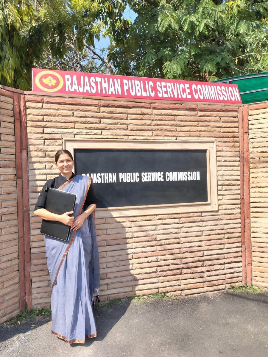 vikramjnvu_09's tweet photo. अत्यंत हर्ष और गर्व का विषय है कि क्षत्रिय समाज की होनहार बेटी बाईसा सुरेंद्र कंवर राठौड़ (निवासी: गाँव घीरडोदा खारा, राजस्थान) ने RPSC असिस्टेंट प्रोफेसर (मनोविज्ञान/Psychology) भर्ती परीक्षा में अपनी प्रतिभा का लोहा मनवाया है। https://t.co/LpFeNcH6EU