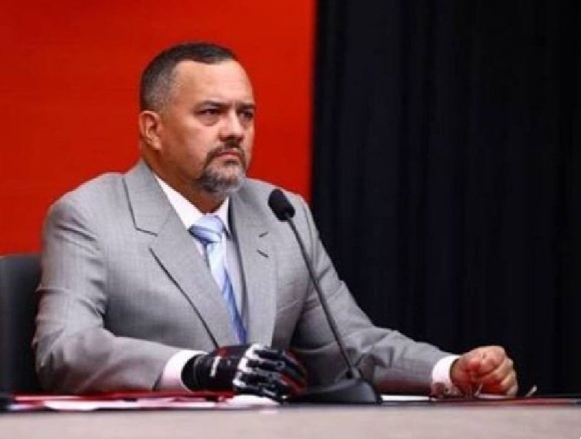 "El mocho" José David Cabello, hermano de Diosdado, 17 años como jefe del Seniat, es otro que prepara maletas. No esperará que lo arresten y le pidió una embajada a Delcy. Ya sacó la familia a México. Tiene mucha plata.