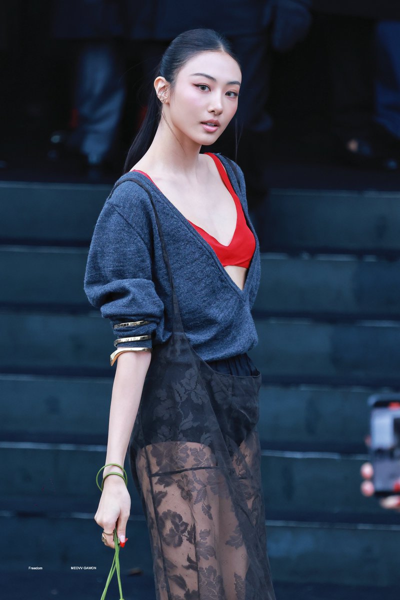 FreedoMyLove427's tweet image. 260118
#GAWONxPradaFW26
 #MEOVV #미야오 #GAWON #가원