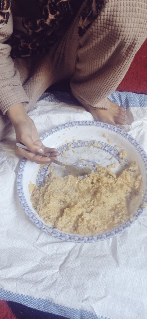 HrbLmy42505's tweet image. This is all we have to eat today… just a plate of rice. We can't afford a proper meal. Our children go to bed hungry in this cruel world. Have mercy on us and don't let hunger kill them. #GazaIsDying #GazaFamine #SaveGazaChildren chuffed.org/project/fedaaa…💔🙏💔🙏👆👆