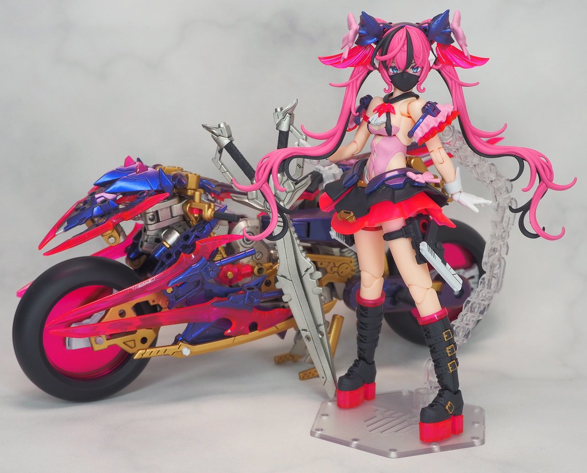 siguroreru's tweet image. 「デザイアメイデン·レイダー カティ」
完成しました！
レイダーのデザインを活かして地雷系風にアレンジしました！
専用バイクはラピッドレイダー×レイダー武装の組み替えミキシングで飛行モードに変形するギミック持ちバイクにしました！
（1/8）
#メガミデバイス 
#ブキヤバイク