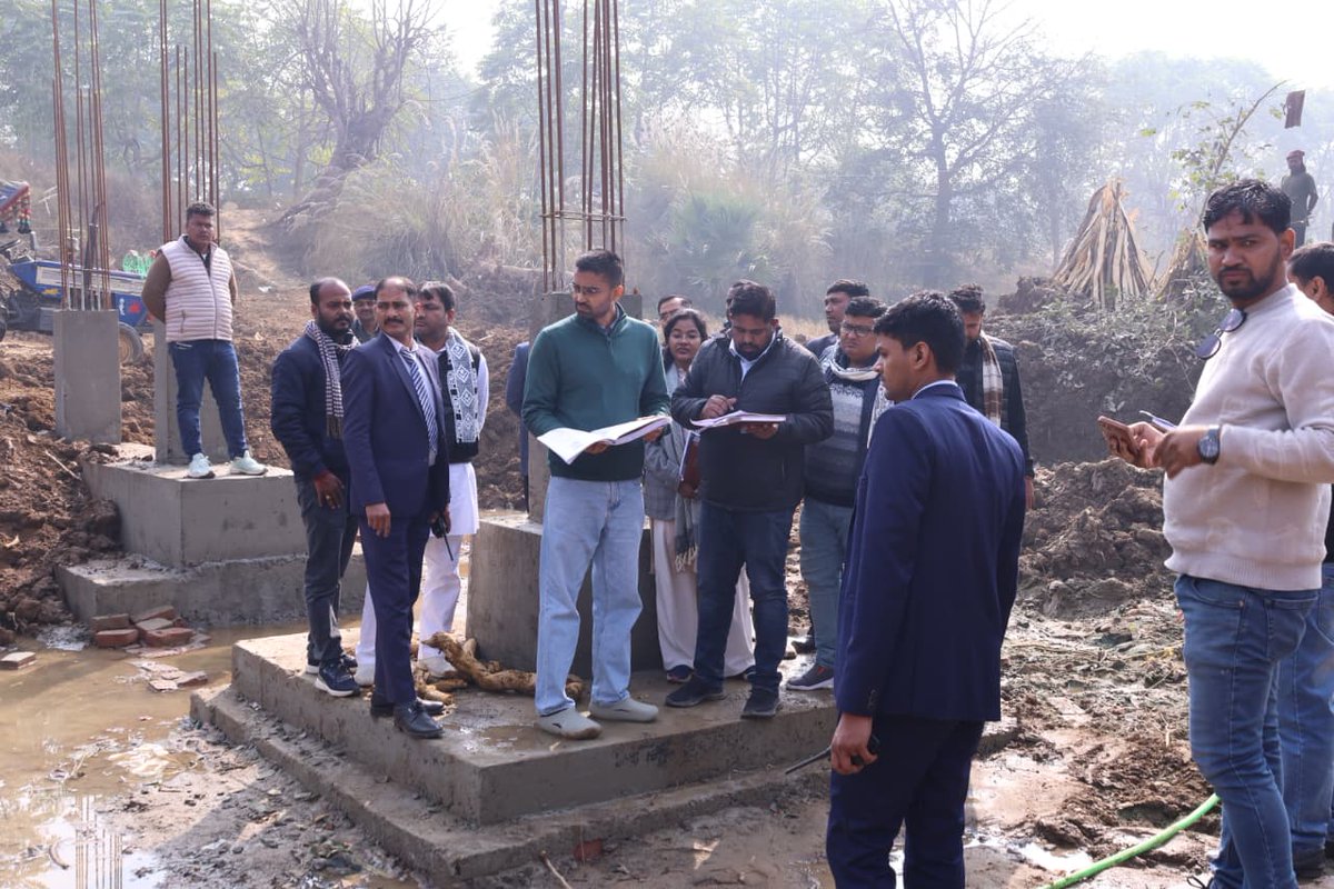 DeepakRLM's tweet photo. आज अरवल में निर्माणाधीन जिला पंचायत संसाधन केंद्र (DPRC) का औचक निरीक्षण किया। निरीक्षण के दौरान निर्माण कार्य की गुणवत्ता, प्रगति एवं निर्धारित मानकों की समीक्षा की।

साथ ही संबंधित अधिकारियों को समयबद्ध एवं गुणवत्तापूर्ण कार्य सम्पन्न करने के निर्देश भी दिए। https://t.co/lvRKiZ0fYL