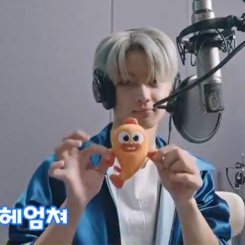 fkr_rock's tweet image. 종성이 귀여운 점...
작은 인형도 양손으로 든다...