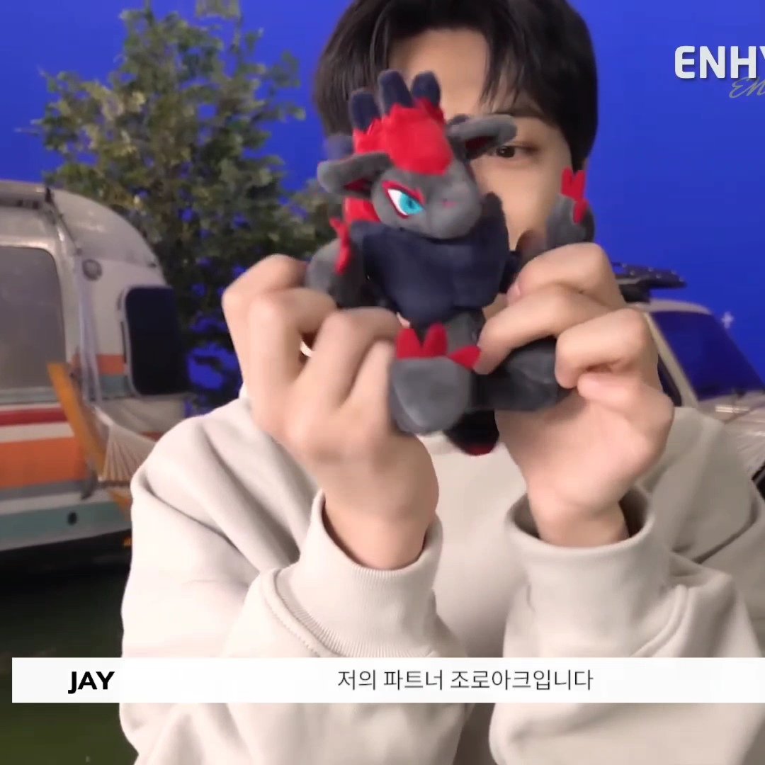 fkr_rock's tweet image. 종성이 귀여운 점...
작은 인형도 양손으로 든다...