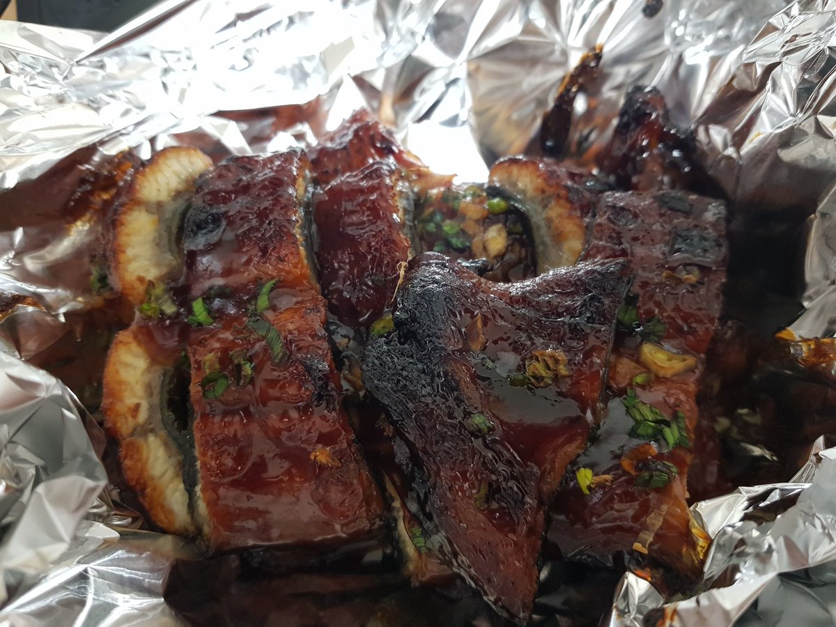 marchingtiny's tweet image. 어제 너무 춥고 힘들었는지 온몸이 아프고 오늘 종일 자다깨다 하다가 체력보충을 위해 저녁은 장어를 포장해서 먹었어욤(집에서 한번 더 구웠더니 좀 탔음;). 어제는 돈도 내가 쓰고 고생도(몸&amp;amp;마음) 에이티즈보다 내가 더 했다고 생각하기 때문입니다😀