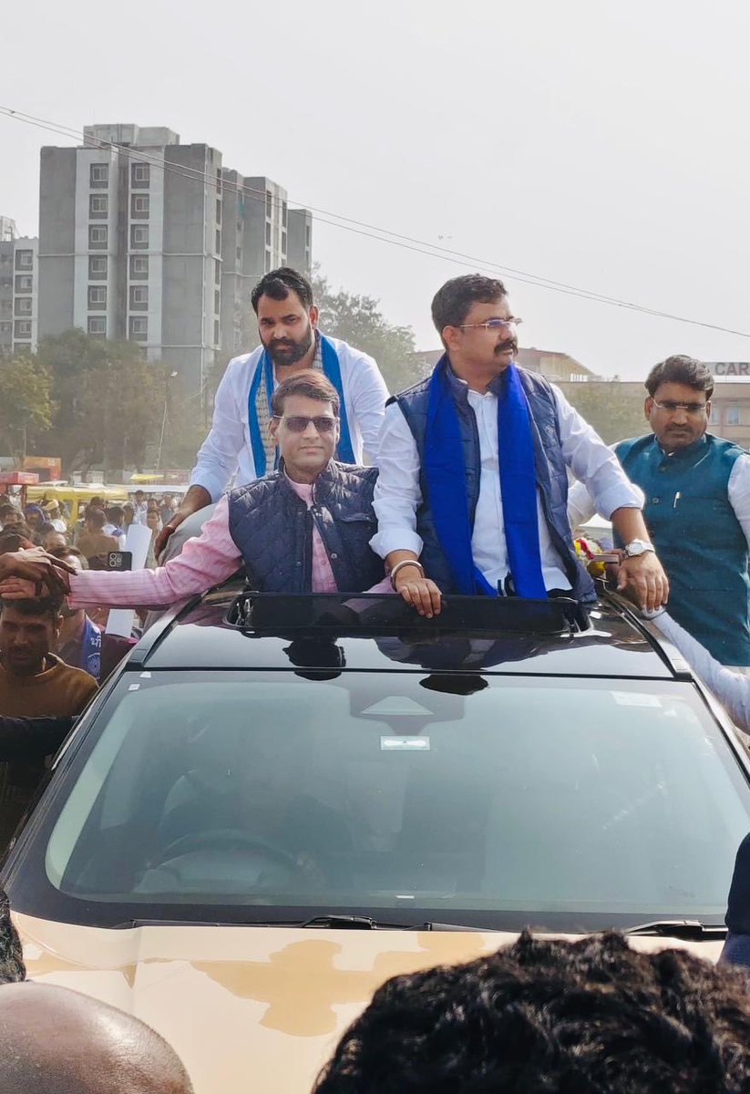 DamodarSYadav's tweet photo. आज भोपाल में IAS संतोष वर्मा जी के समर्थन में आयोजित विशाल रैली में भीम आर्मी के राष्ट्रीय अध्यक्ष मा. विनय रतन सिंह जी के साथ सहभागिता की।

इस अवसर पर भाई विनोद अंबेडकर जी, सुनील बैरसिया जी, सतेंद्र विद्रोही जी, सुनील अस्तेय जी, अनिल गुर्जर जी, दत्तू मेड़े जी सहित अनेक वरिष्ठ पदाधिकारी एवं साथी उपस्थित रहे।

प्रदेशभर से हजारों की संख्या में पहुँचे SC, ST, OBC समाज के लोगों ने आडंबर, पाखंड, अंधविश्वास और जातिवाद के विरुद्ध एकजुट होकर आवाज़ बुलंद की तथा ग्वालियर हाईकोर्ट परिसर में बाबा साहेब डॉ. भीमराव अंबेडकर जी की प्रतिमा स्थापना का संकल्प लिया।

यह रैली सामाजिक न्याय, संवैधानिक मूल्यों और समानता की लड़ाई को नई ऊर्जा देने वाली सिद्ध हुई।

#damodarsinghyadav
#chandrashekaraazad
#bhimarmy
#aazadsamajparty
