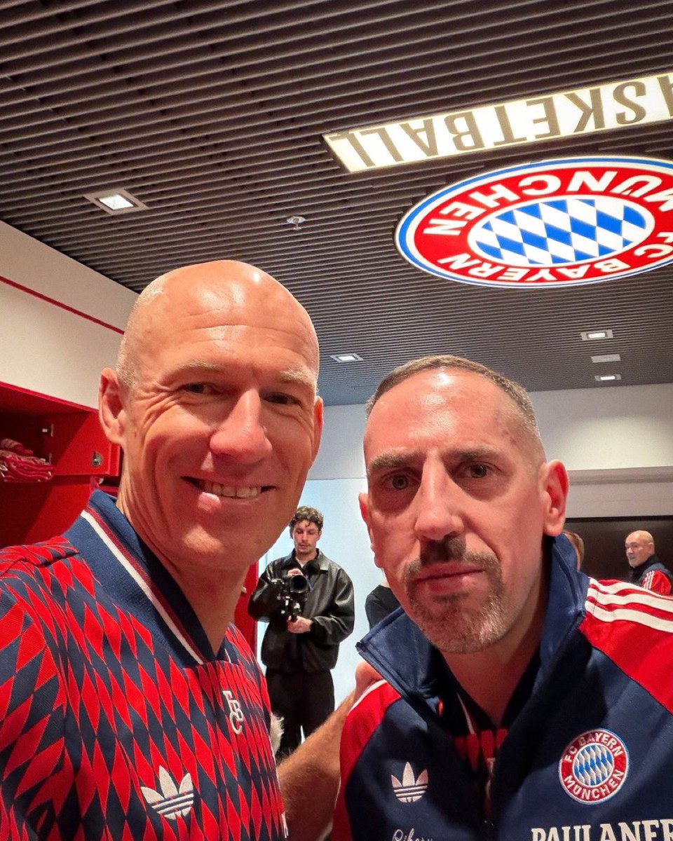 FCBayernEN's tweet image. 𝗥𝗢𝗕𝗕𝗘́𝗥𝗬!! ❤️🤳