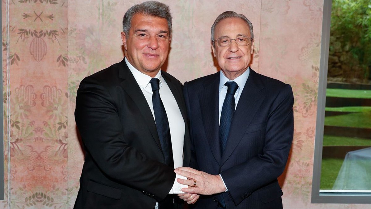 TouchlineX's tweet image. 🚨 𝗕𝗥𝗘𝗔𝗞𝗜𝗡𝗚: Joan Laporta is Barcelona’s president today because of help from Florentino Pérez.

During Barcelona’s election in 2021, Laporta had to put €124.6 million into the club’s bank account, but he didn’t have the money.

Florentino Pérez personally contacted…