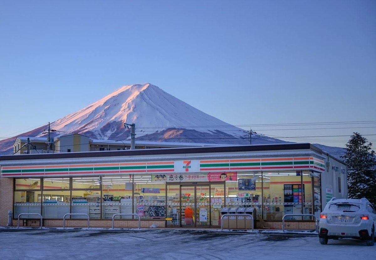 syginge's tweet image. 電車で隣に座った人の読んでる本が面白そうで気になる 🐙