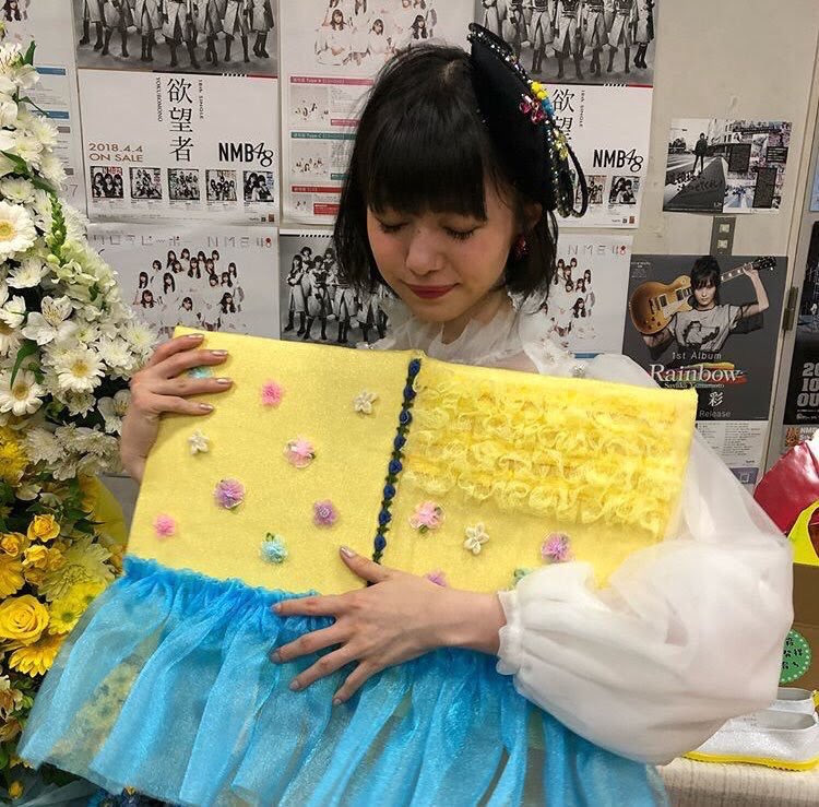 chibilemonchan's tweet photo. このベレー帽目に留まって、え！みおりんの！！となったけど写真見比べるとデザインちょっと違うくて、
蜂？チーム8？誰のかわかんないけどみおりんの？？てモヤモヤしている笑
#AKB衣装展 @miorin_lemon212 https://t.co/76uVD69uWH