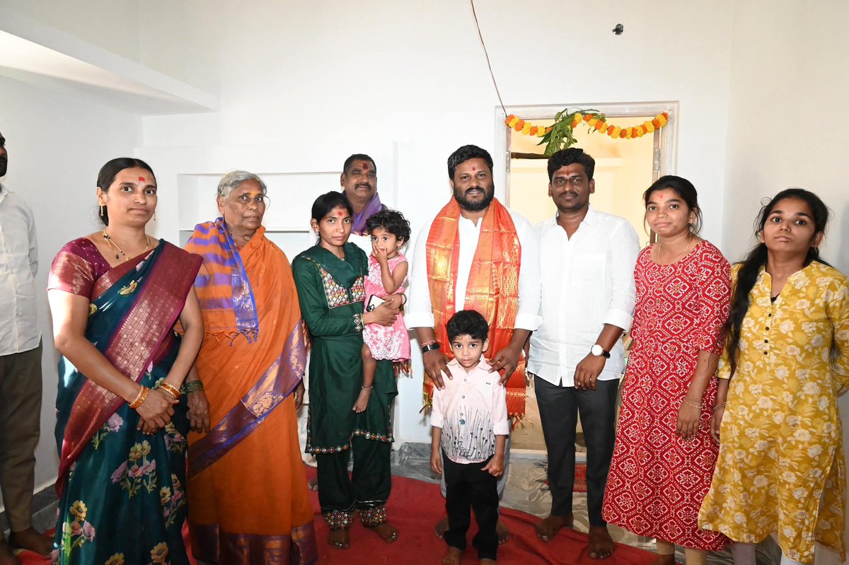 NMRPTC's tweet photo. ఈ రోజు పటాన్ చెరు నియోజకవర్గం ఇస్నాపూర్ మున్సిపాలిటీ పరిధిలోని చిట్కుల్ NMR యువసేన సభ్యులు రాజ్ కుమార్ గారి నివాసంలో జరిగిన పూజ కార్యక్రమంలో పాల్గొనడం జరిగింది... https://t.co/r57HAU9oSX