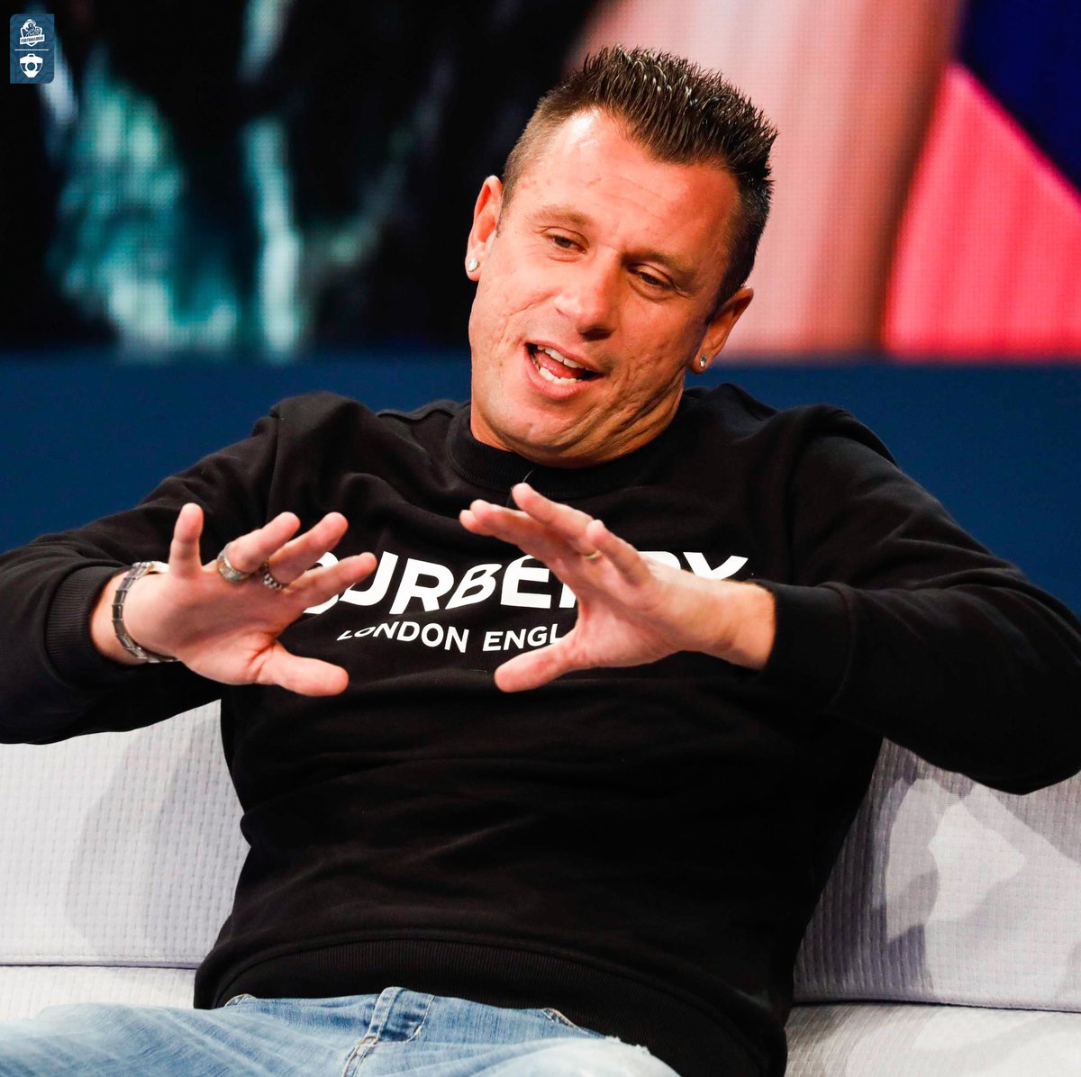Footballogue's tweet photo. Antonio Cassano a 𝗗𝗘́𝗧𝗥𝗨𝗜𝗧 la Ligue 1 et s’en est pris à Dugarry et Rothen 😤😤

« Sans le PSG et Nasser al-Khelaïfi, la Ligue 1 peut se comparer au championnat algérien, tunisien ou même suédois .

Quand Dugarry parle de De Zerbi, il n’a probablement jamais vu ses matchs. Lui et Rothen sont deux incompétents, à l’état pur. Dugarry et Rothen, vous ne comprenez rien. »

(Twitch)