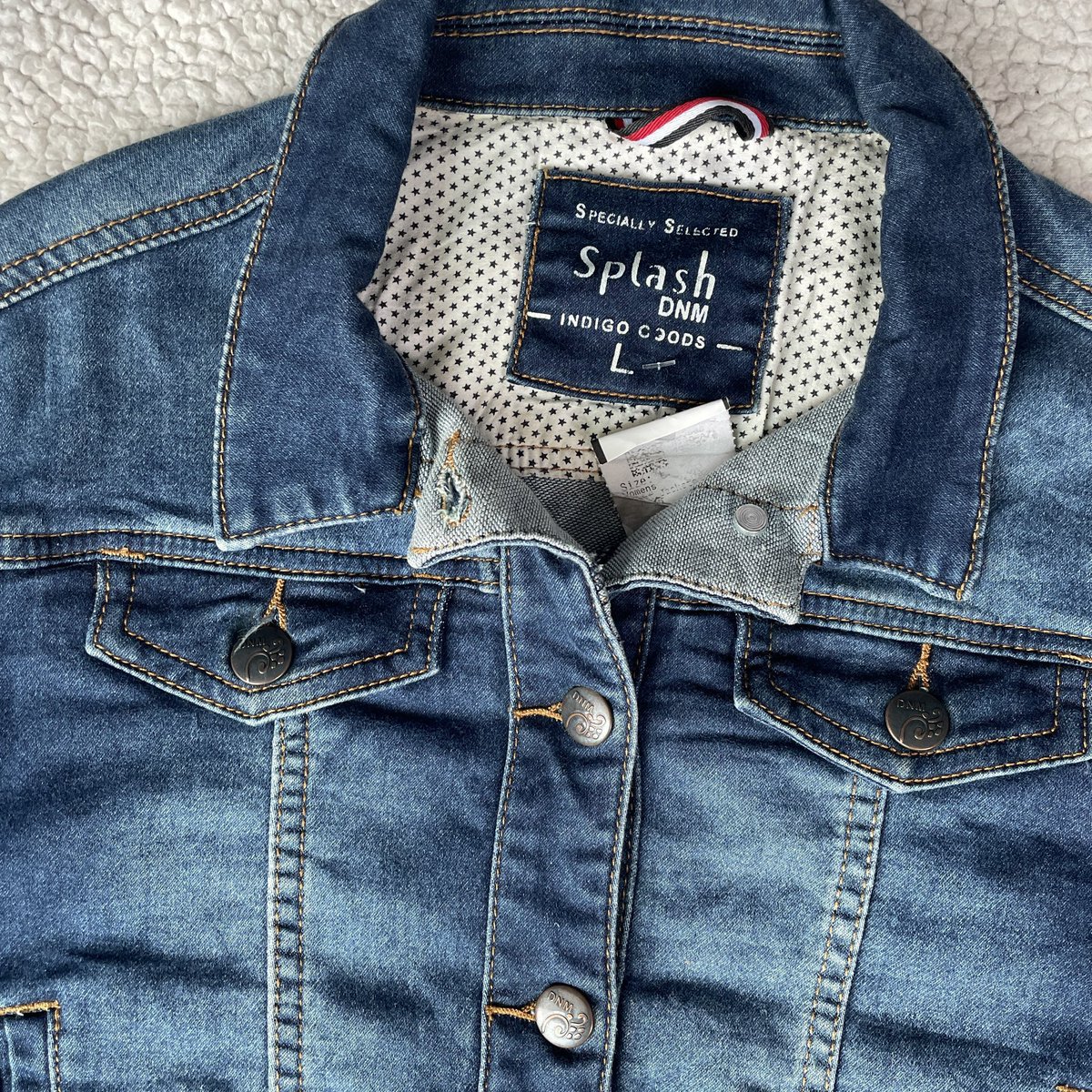 เสื้อแจ็คเก็ตยีนส์ Splash dnm 

Size: อก40-44 ยาว 18

Price: 180.-
 
#เสื้อผ้ามือสอง #ส่งต่อเสื้อผ้ามือ2 #ส่งต่อเสื้อผ้ามือสอง #ส่งต่อเสื้อผ้า #vghbkk #stylistshop #ส่งต่อuniqlo #ส่งต่อhm #เสื้อแจ็คเก็ตยีนส์ #แจ็คเก็ตยีนส์ #splashdnm