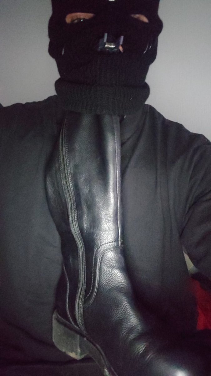 So jetzt  2 Stunden Fernsehe schauen dann weiter putzen👢👅👢 .
Ich brauche was das die Stiefeln besser an meinem Gesicht halten das ich so mein Haushalt machen kann hat jemand nee idee