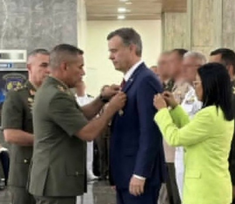 homeroboscan's tweet image. El colmo del raspacuerismo, Delcy y su Min-Defensa, Gonzalez Lopez, (Padrino está out) condecoraron al artífice de la captura de Maduro, el Director de la CIA, John Ratcliffe. Cosas veredes, Sancho, diría Don Quijote.