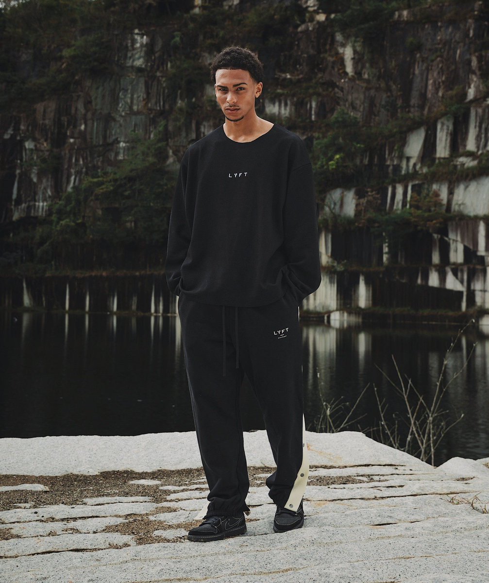 screwbb's tweet image. 風が気持ちよくて散歩日和 👤