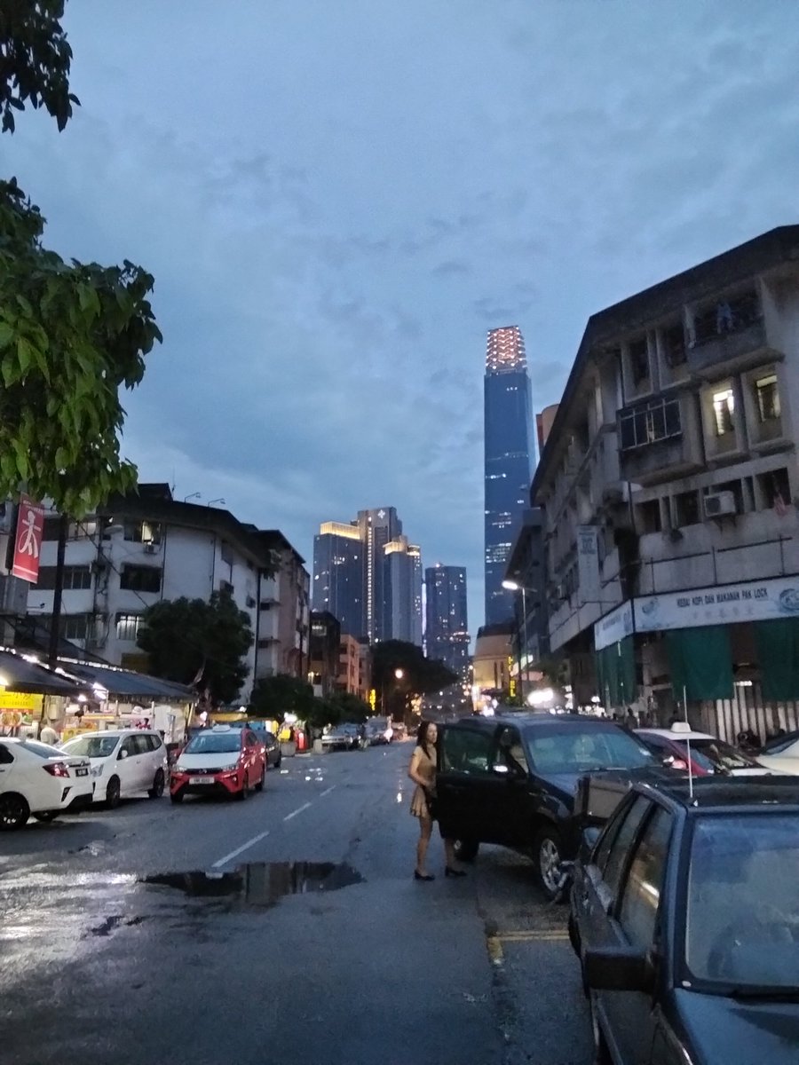 aleyak231's tweet image. Niatnya mau ngehindar hujan di Jakarta eh di KL juga sama cibay lah