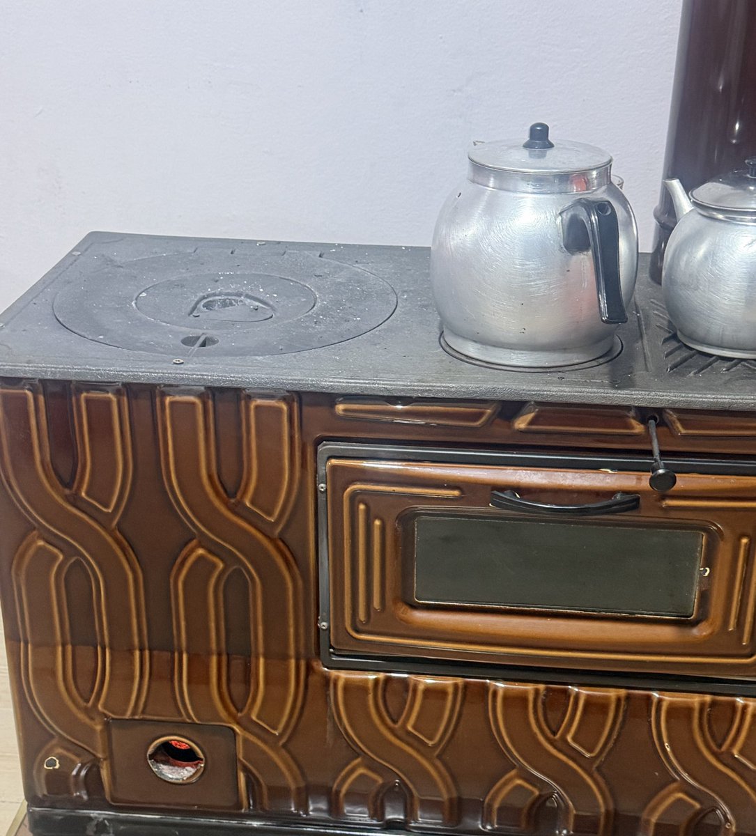 📌Bingöl’de karlı havalarda kadınlarımız, kış akşamlarını dayanışma ve üretim içinde geçirir. ✨☃️

Kar sessizce yağarken  soba başında toplanılır, çay içilir, sohbet edilir. Örgü ve geleneksel el işleriyle geçen bu akşamlar, kültürün yaşatıldığı ve paylaşımın güçlendiği özel