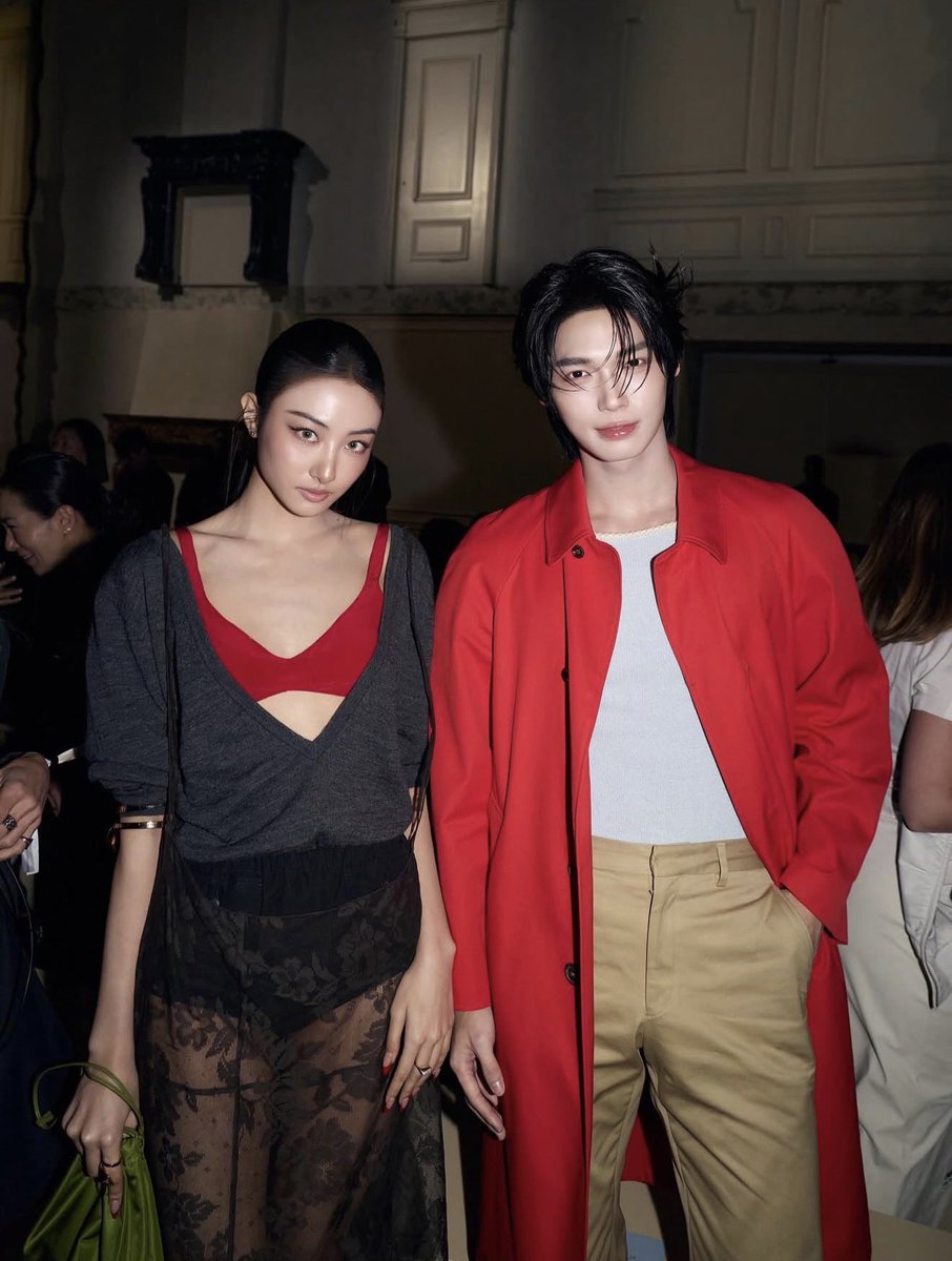 ELLEThailand's tweet image. เฟรมที่รอคอย! วิน เมธวิน @winmetawin ถ่ายภาพร่วมกับเหล่าแขกคนสำคัญของโชว์ @Prada Men's Fall/Winter 2026 ที่มิลานแฟชั่นวีก ไม่ว่าจะเป็น Byeon Wooseok, Kentaro Sakaguchi, Karina วง aespa และ Gawon วง MOEVV

#ELLEThailand
#PradaFW26 #PRADAFW26xWIN