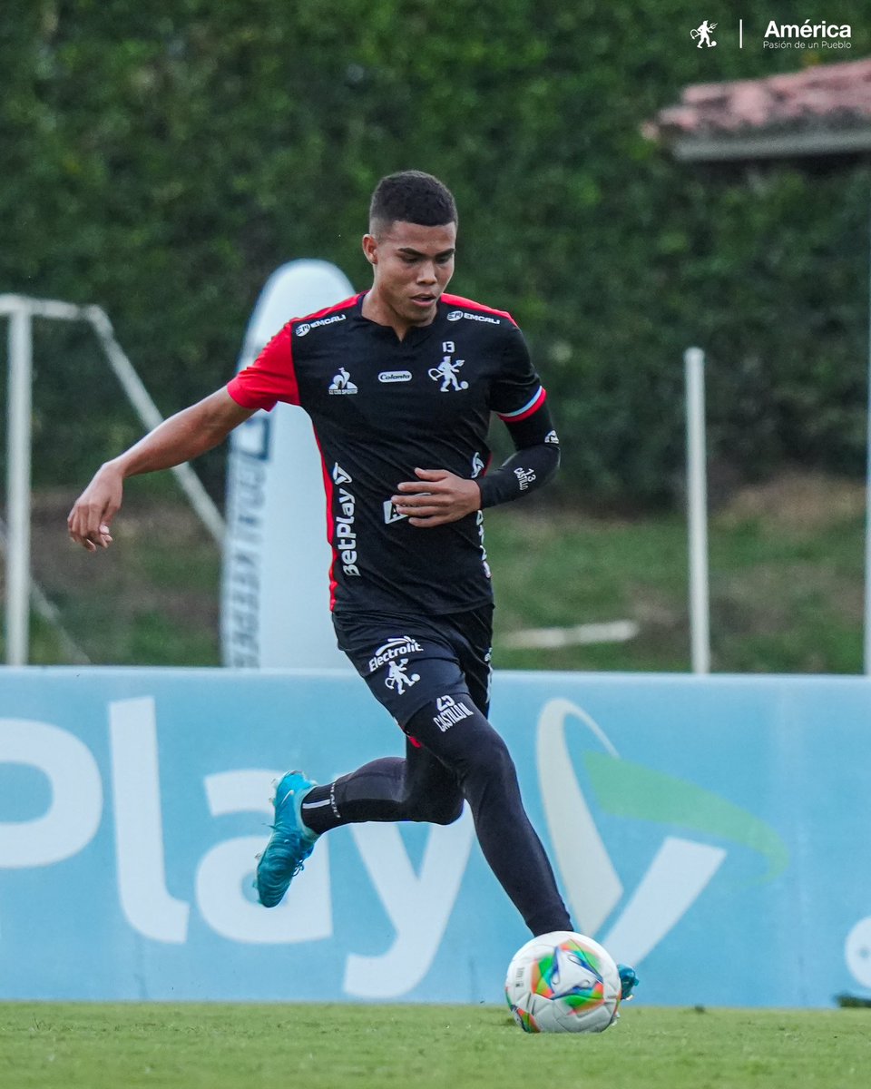 Termino el tema de Mateo Castillo (22) por este fin de semana: después del Mundial, hay que mirarlo mucho. Si está bien de salud, será el mejor lateral derecho del FPC y saldrá al exterior. A partir de ahí, hay que mirar su crecimiento pero su proyección es de Selección Colombia.