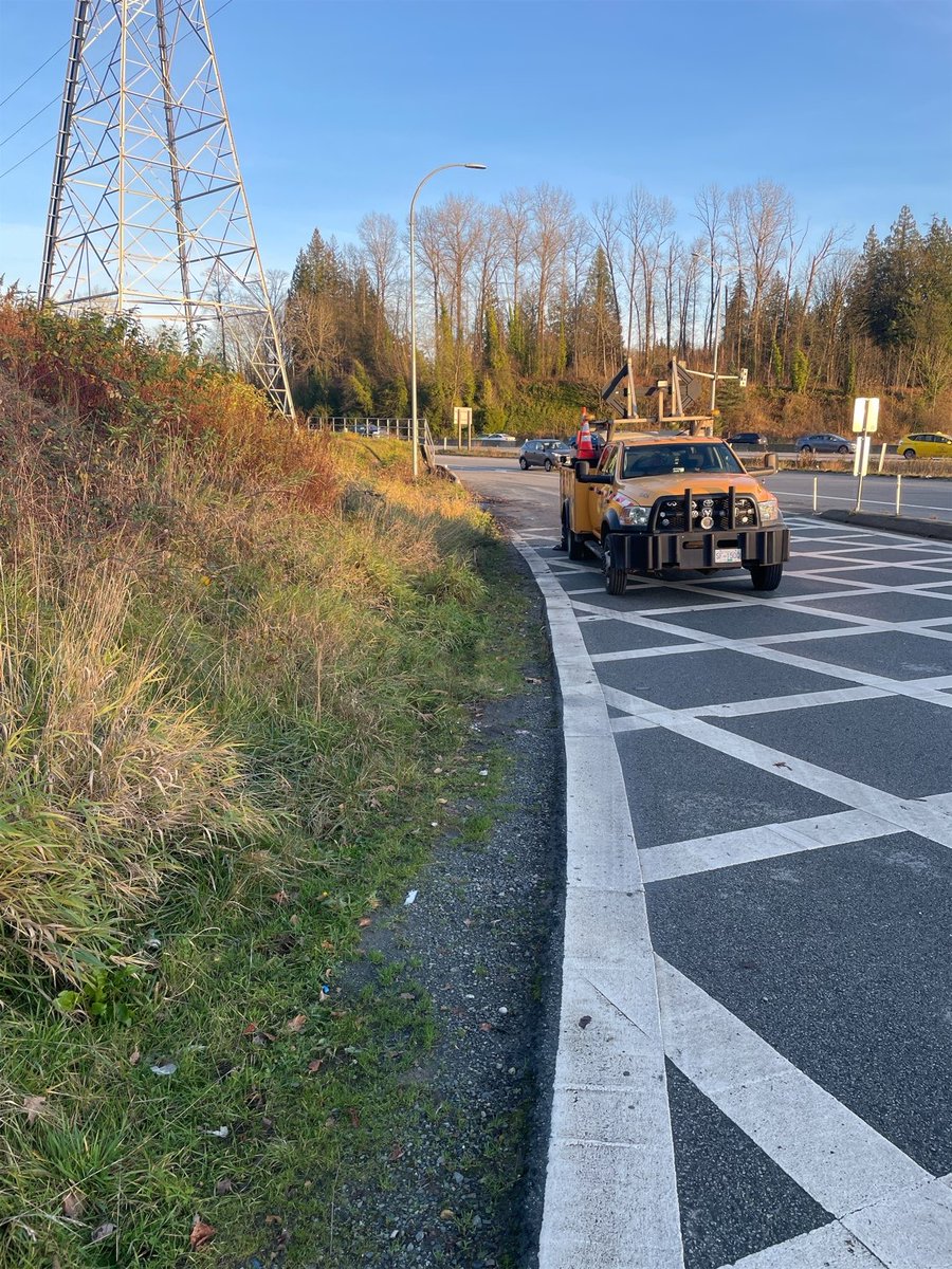 MainroadLM's tweet image. Roadside workers include truck drivers, first responders, tow operators, utility workers, hwy maintenance workers, flaggers, and garbage handlers. 🚧 👷 

Protect them by slowing down and moving over when you see their flashing lights. 
#SlowDownMoveOver